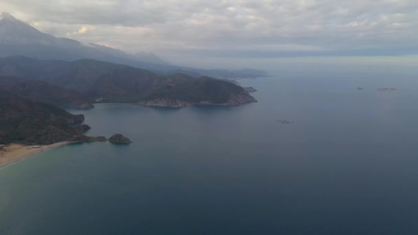 Volata aerea sopra la foresta montana nella regione del Mar Nero in Turchia. Montagna nebiana . — Video Stock