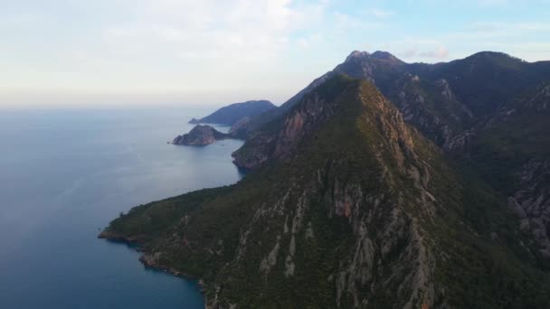 Volata aerea sopra la foresta montana nella regione del Mar Nero in Turchia. Montagna nebiana . — Video Stock