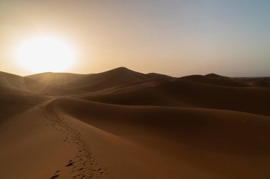 Kum tepeleri üzerinde gündoğumu, Sahra Kum tepeleri afrika fas