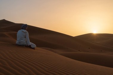 Namib çölü, Sossusvlei, Namibya, Güney Afrika güzel gündoğumu kumulları üzerinde yürüyen insanlar