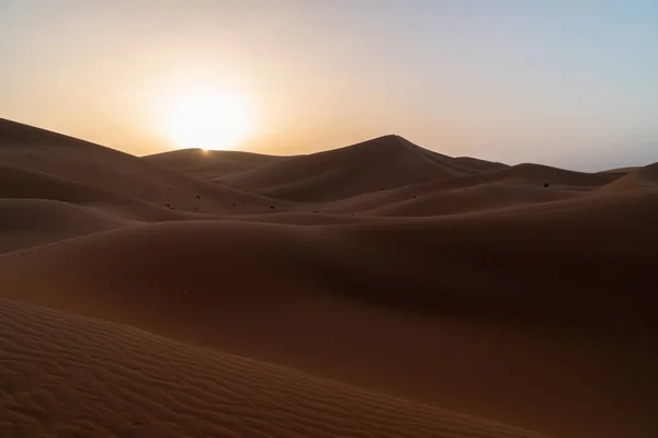 Východ slunce na písečných dunách, Sahara písečné duny africké Maroko — Stock fotografie