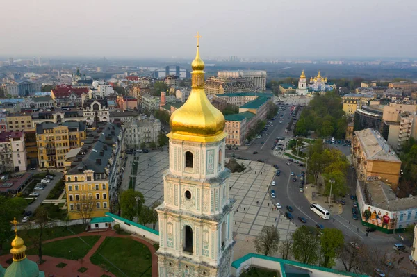 ウクライナ、キエフの聖ソフィア大聖堂と Sofievskaya 広場の眺め.観光。ウクライナのバロック — ストック写真