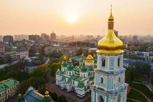 Vista aérea da Praça Sofievskaya e da Catedral de Santa Sofia em Kiev, Ucrânia. Visor Turístico. Ucraniano barroco — Fotografia de Stock