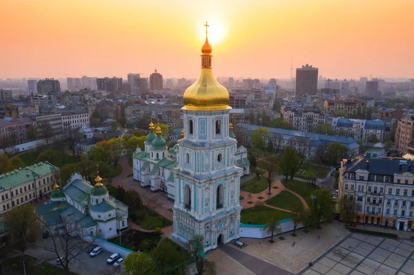 Vedere aeriană spre Piața Sofievskaia și Catedrala Sfânta Sofia din Kiev, Ucraina. Vedere turistică. baroc ucrainean — Fotografie, imagine de stoc