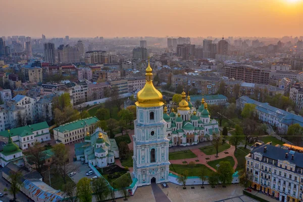 Vedere aeriană spre Piața Sofievskaia și Catedrala Sfânta Sofia din Kiev, Ucraina. Vedere turistică. baroc ucrainean — Fotografie, imagine de stoc