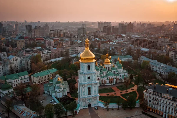 Sofievskaya Meydanı ve St. Sophia Katedrali Kiev, Ukrayna Hava görünümünü. Turist görme. Ukrayna Barok