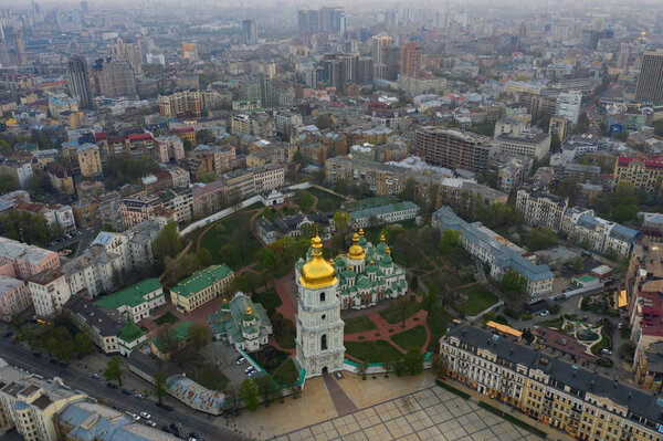 Вид с воздуха на Софиевскую площадь и Софийский собор в Киеве, Украина. Туристические достопримечательности. Украинское барокко
