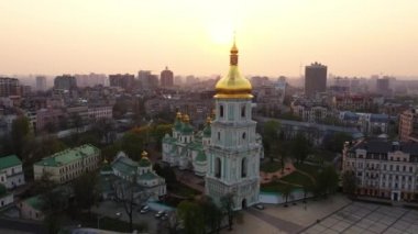 Ayasofya Katedrali etrafında uçan drone, Kiev, Ukrayna