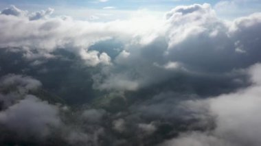 Muhteşem bir yağmur ormanı üzerinde uçan, gün doğumunda sis ile yağmur ormanı üzerinde havadan görünümü. 4k havadan video,