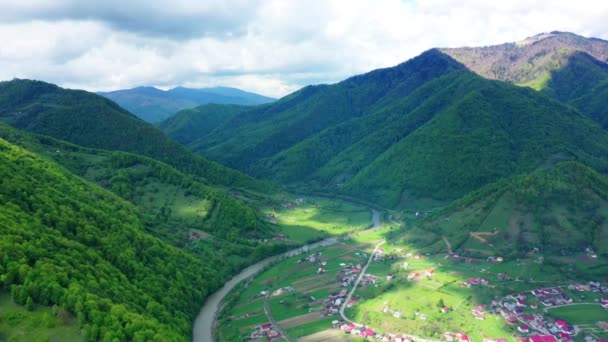 Terbang di atas hutan pinus dan lembah pegunungan dengan sinar matahari di akhir musim panas. Aerial shot - drone — Stok Video