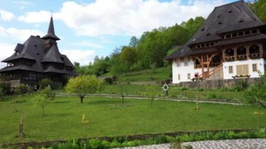 Barsana Manastırı havadan görünümü, Maramures - Romanya. Ahşap kilise Unesco dünya mirası sitesi