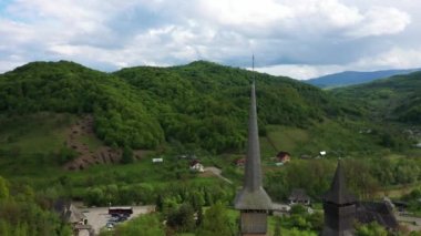 Barsana Manastırı havadan görünümü, Maramures - Romanya. Ahşap kilise Unesco dünya mirası sitesi