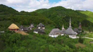 Barsana Manastırı havadan görünümü, Maramures - Romanya. Ahşap kilise Unesco dünya mirası sitesi