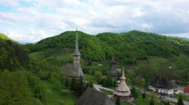 Barsana Manastırı havadan görünümü, Maramures - Romanya. Ahşap kilise Unesco dünya mirası sitesi