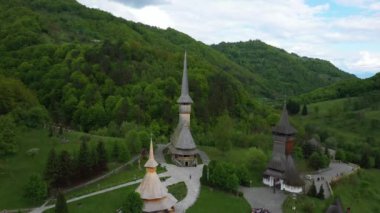 Barsana Manastırı havadan görünümü, Maramures - Romanya. Ahşap kilise Unesco dünya mirası sitesi