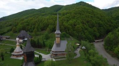 Barsana Manastırı havadan görünümü, Maramures - Romanya. Ahşap kilise Unesco dünya mirası sitesi