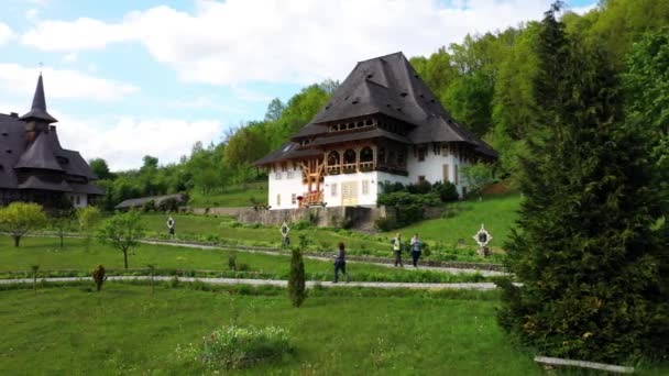 Flygutsikt över Barsana kloster, Maramures-Rumänien. Träkyrkan UNESCO: s världsarvslista — Stockvideo