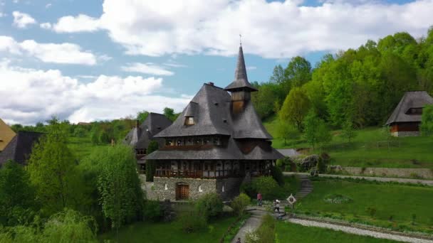 Luchtfoto over het Barsana-klooster, Maramures-Roemenië. Houten kerk UNESCO werelderfgoedlocatie — Stockvideo