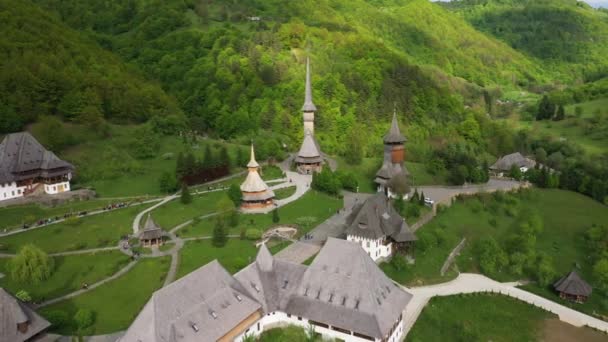 Widok z lotu ptaka na klasztor Barsana, Maramures-Rumunia. Drewniany kościół na liście światowego dziedzictwa UNESCO — Wideo stockowe