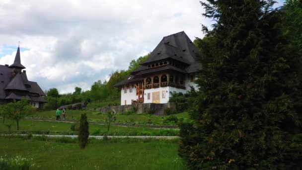 Luftaufnahme über das Kloster Barsana, Maramures - Rumänien. Holzkirche Unesco-Weltkulturerbe — Stockvideo