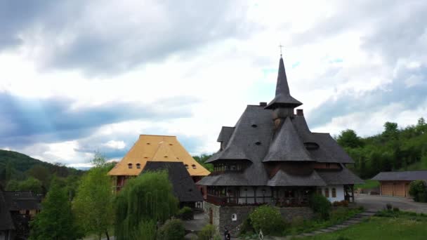 Letecký pohled na klášter Barsana, Maramur-Rumunsko. Dřevěný kostel seznam světového kulturního dědictví UNESCO — Stock video