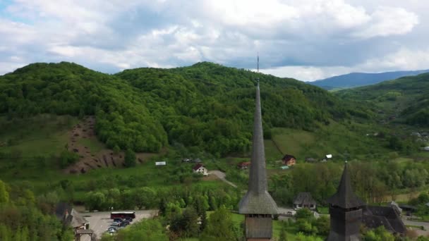 Légifelvétel a Barsana kolostor felett, Máramarosi-Románia. A fatemplom UNESCO világörökségi oldala — Stock videók