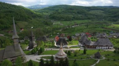 Barsana Manastırı havadan görünümü, Maramures - Romanya. Ahşap kilise Unesco dünya mirası sitesi