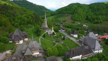 Barsana Manastırı havadan görünümü, Maramures - Romanya. Ahşap kilise Unesco dünya mirası sitesi