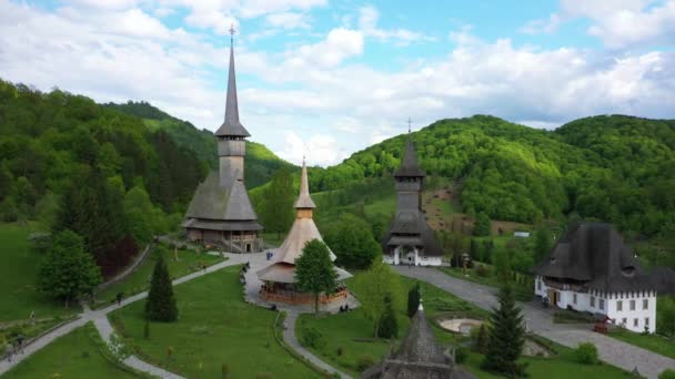 Widok z lotu ptaka na klasztor Barsana, Maramures-Rumunia. Drewniany kościół na liście światowego dziedzictwa UNESCO — Wideo stockowe