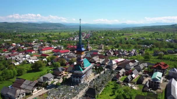 Veselý hřbitov v Rumunsku. Střelba ze vzduchu — Stock video