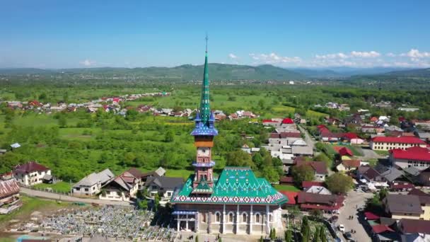 Veselý hřbitov v Rumunsku. Střelba ze vzduchu — Stock video