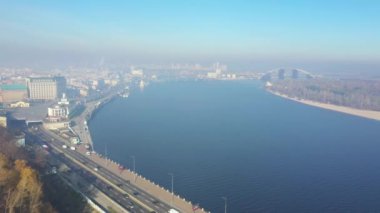 4k'daki drone'dan havadan video. Metro Poznyaki Karayolu ve araba ve kamyon, kavşak, Kiev, Ukrayna yol kavşağı ile üstgeçit alanında yol kavşağı. Dolly-çıkış hareketi.