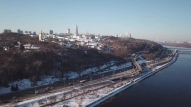 4k'daki drone'dan havadan video. Metro Poznyaki Karayolu ve araba ve kamyon, kavşak, Kiev, Ukrayna yol kavşağı ile üstgeçit alanında yol kavşağı. Dolly-çıkış hareketi.