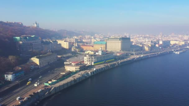 4k'daki drone'dan havadan video. Metro Poznyaki Karayolu ve araba ve kamyon, kavşak, Kiev, Ukrayna yol kavşağı ile üstgeçit alanında yol kavşağı. Dolly-çıkış hareketi. — Stok video