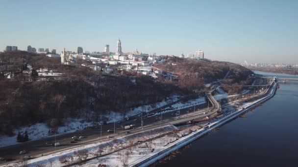 Vídeo aéreo del dron en 4K. Cruce de carreteras en la zona del metro Poznyaki Highway y paso elevado con coches y camiones, intercambio, cruce de carreteras en Kiev, Ucrania. Movimiento Dolly-out . — Vídeos de Stock