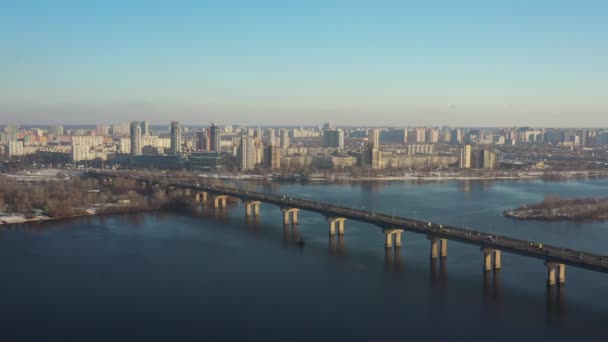 Lucht video van de Drone in 4k. Weg kruising in het gebied van de metro poznyaki Highway en viaduct met auto's en vrachtwagens, Interchange, weg kruising in Kiev, Oekraïne. Dolly-out Motion. — Stockvideo