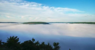Kanyon Dinyester Ukrayna Nehri üzerinde zaman atlamalı sis