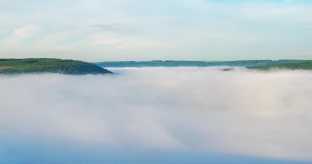 Tempo névoa lapso sobre o rio no desfiladeiro Dniester Ucrânia — Vídeo de Stock