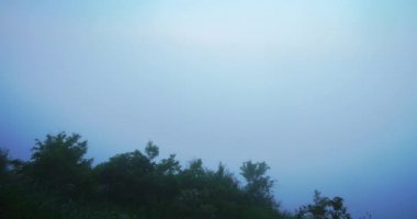 Kanyon Dinyester Ukrayna Nehri üzerinde zaman atlamalı sis