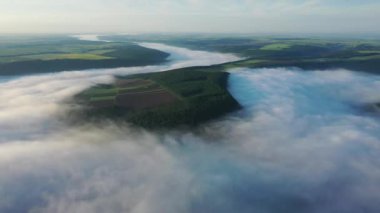 Bulutların üstündeki bir tepedeki tarlaların havadan görünüşü, nehrin üzerindeki sis bulutu, nehrin üzerindeki yoğun sis, antenin üzerindeki sis, Dinyester 'ın üzerindeki sis, sabah sisinin altındaki nehir.,