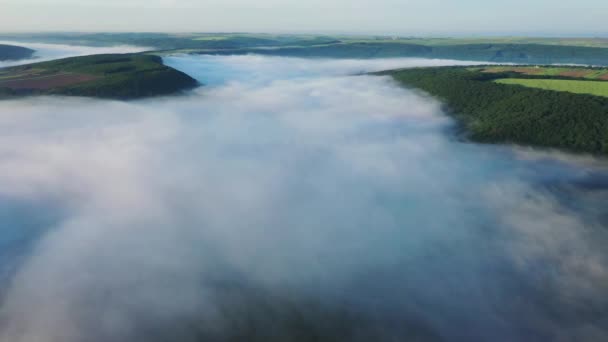 空中俯瞰云层之上的山丘上的田野，空中俯瞰日出时分的薄雾，空中浓雾，德涅斯特河上的雾，晨雾中的河流, — 图库视频影像