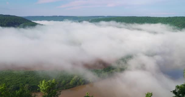 Temps brouillard au-dessus de la rivière dans le canyon Dniester Ukraine 