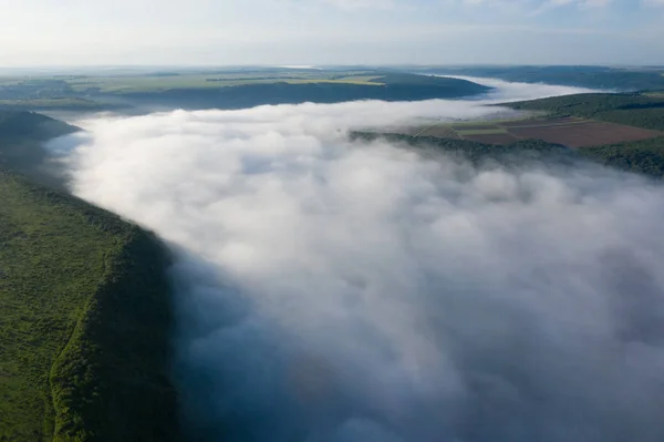 Каньйон річки в туман зйомки з повітря — стокове фото
