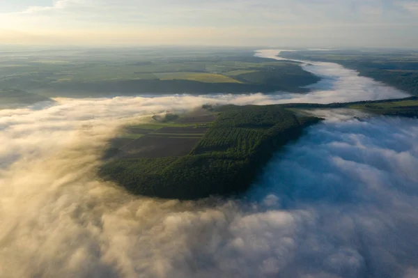 Каньйон річки в туман зйомки з повітря — стокове фото