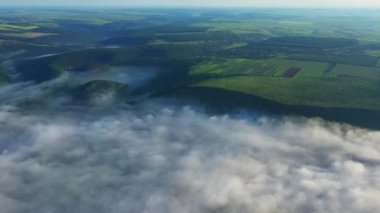 bulutların üstünde bir tepenin üzerindeki alanların havadan görünümü, güneşin doğuşunda nehir üzerinde sis havadan görünümü, nehir hava üzerinde kalın sis, Dinyester üzerinde sis, sabah sis Nehri, güneşin doğuşunda sis
