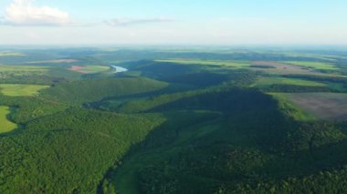 Kar ve buz ile soğuk kış aylarında yaz güneşinde İzlanda'da uçan hava drone. Buzullar, kayalar, dağlar, göller ve donmuş nehirler.