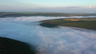 Kar ve buz ile soğuk kış aylarında yaz güneşinde İzlanda'da uçan hava drone. Buzullar, kayalar, dağlar, göller ve donmuş nehirler.