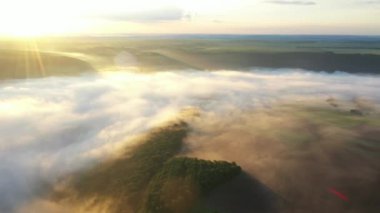 Kar ve buz ile soğuk kış aylarında yaz güneşinde İzlanda'da uçan hava drone. Buzullar, kayalar, dağlar, göller ve donmuş nehirler.