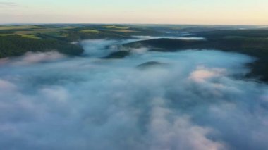 Kar ve buz ile soğuk kış aylarında yaz güneşinde İzlanda'da uçan hava drone. Buzullar, kayalar, dağlar, göller ve donmuş nehirler.