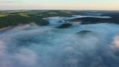 Kar ve buz ile soğuk kış aylarında yaz güneşinde İzlanda'da uçan hava drone. Buzullar, kayalar, dağlar, göller ve donmuş nehirler.